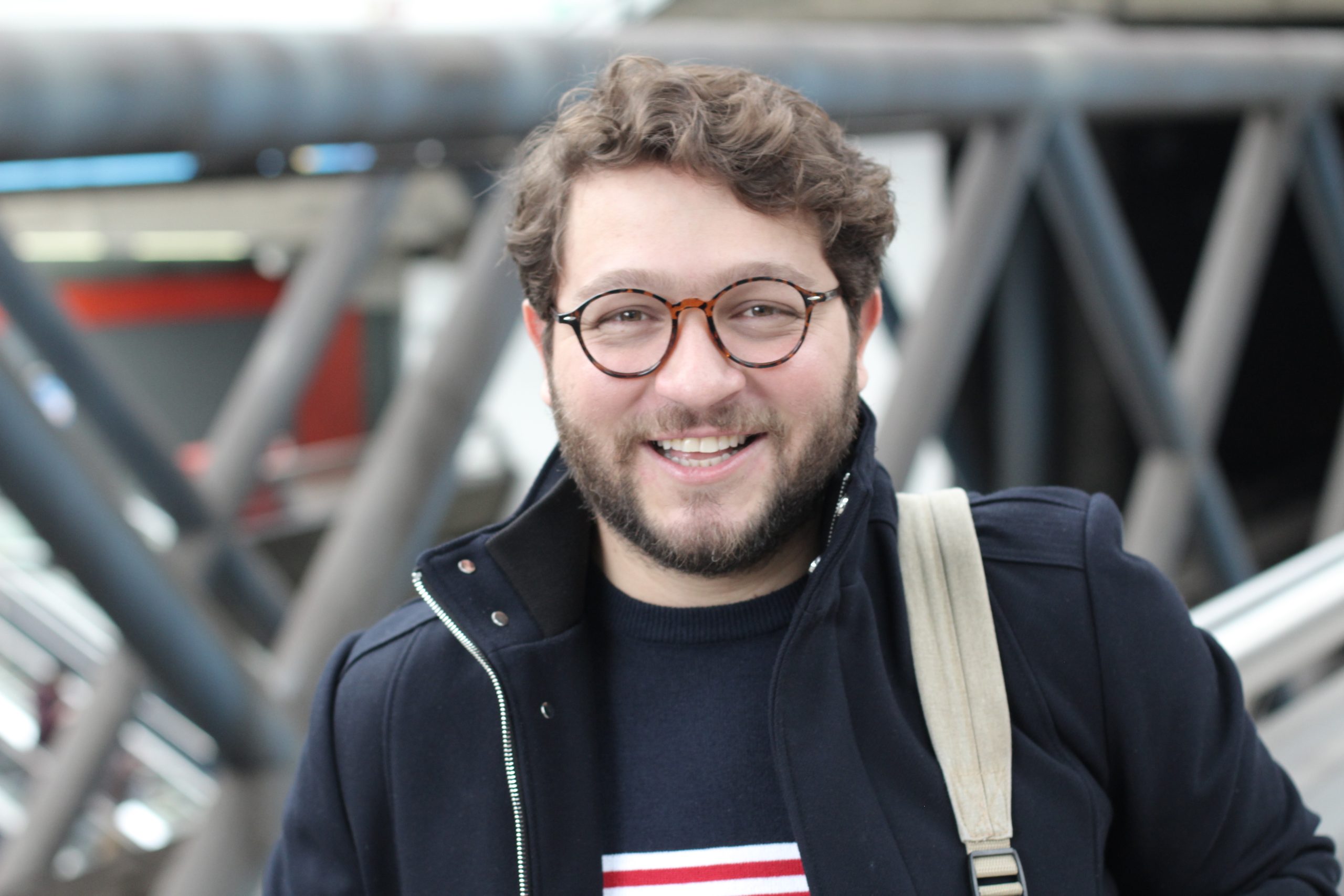Nice large build man smiling mężczyzna korzystający z faktoringu
